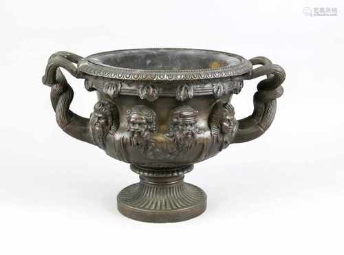 Cachepot/Jardiniere, 19. Jh., Bronzeguss nach einem antiken Vorbild. Runder,ornamentierter Stand.