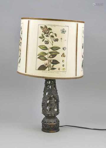 Lampe mit beschnitztem Fuß, wohl Indonesien, wohl 20. Jh. Dunkles asiatisches Hartholz,vollplastisch