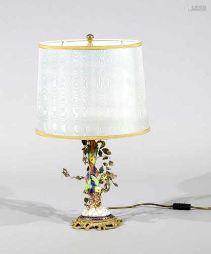 Lampe mit figürlichem Fuß, um 1900, ovaler Rocaillen-Sockel (Bronze verg.),naturalistischer