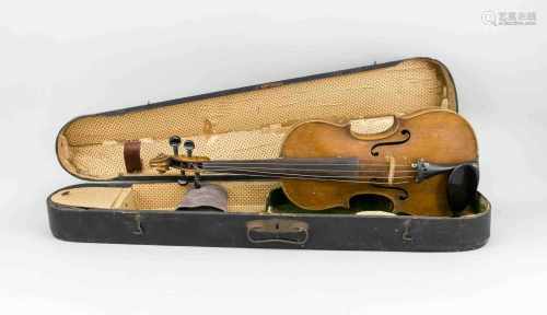 Violine im Kasten, wohl 19. Jh., auf dem Etikett im Korpus bez. 