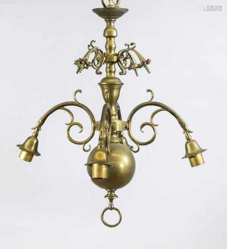 Messinglampe, 19. Jh. Balusterschaft, 4 Ranken-Leuchterarme, als Abschluss große Kugel mitRing,