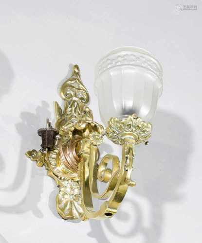 Wandlampe, 20. Jh., Messing, 1-flg., mit floralem Reliefdekor, komplett mit