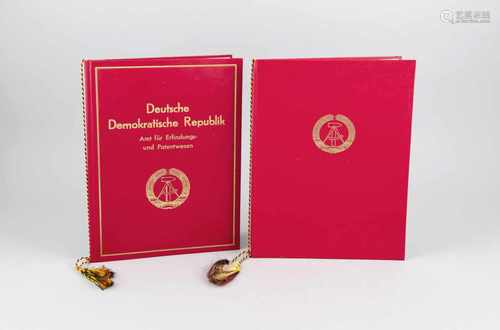 Zwei Mappen DDR, Mitte 20. Jh., 1 x VI. Parteitag Berichte der Kommissionen, alsManuskript gedruckt,