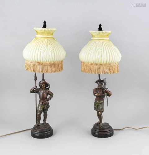 Paar figürliche Lampen, 1. H. 20. Jh., runder, profilierter und ebonisierter Sockel,Schaft als