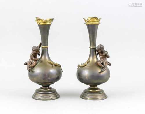 Paar Metall-Vasen mit figürlicher Applikation, um 1900, Flaschenvase auf rundem Stand