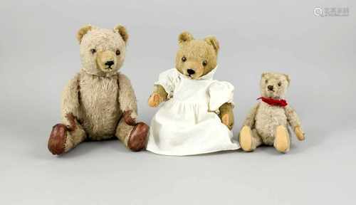 Konvolut von 3 alten Teddybären, wohl Deutschland, 1. H. 20. Jh., Strohfüllungen, tlw.beschädigt und