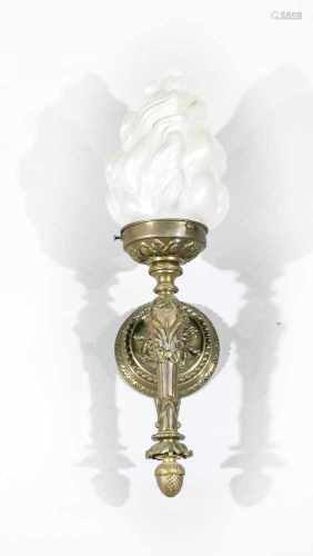 Wandlampe, 1. H. 20. Jh., Messing, in Form einer Fackel, mit floralem Reliefdekor,komplett mit