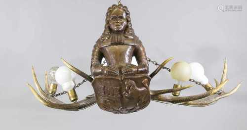 Deckenlampe mit Lüstermännchen (Eichenholz?) und Hirschgeweih, um 1900?, 4-flg., an