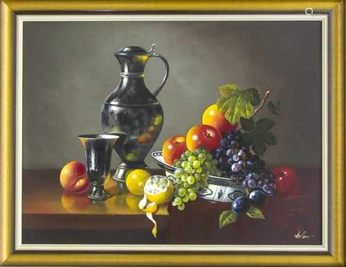 Werner De Caro (*1945), dt. Stilllebenmaler, Früchtestillleben mit Zinnkrug, Feinmalereiin