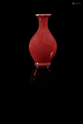Vase pyriforme en porcelaine monochrome sang de bœ…