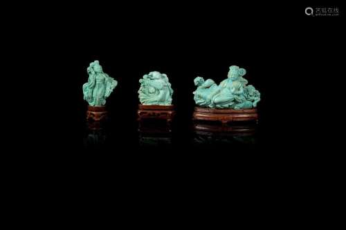Trois groupes en turquoise sculptée Une femme debo…