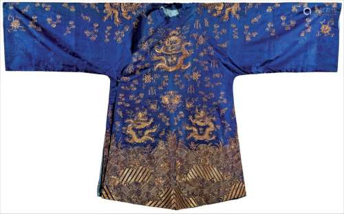 Une robe Chi fu (dragons), A Chinese antique silk …