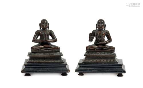 Deux statuettes de yogi assis en padmasana sur un …