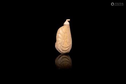 Flacon tabatière en ivoire sculpté formant ﬂeur de…