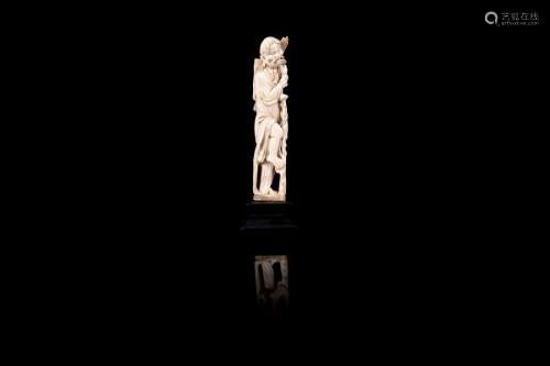 Statuette en ivoire de Li Tieguai debout s’appuyan…