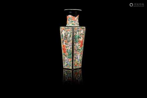Vase de forme carrée Chine Vers 1900 En porcelaine…