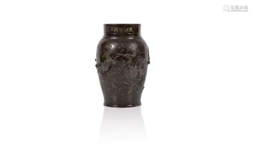 Vase en bronze à patine brune à décor en relief de…
