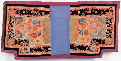 Un ancien tapis de selle Tibétain (deux éléments),…
