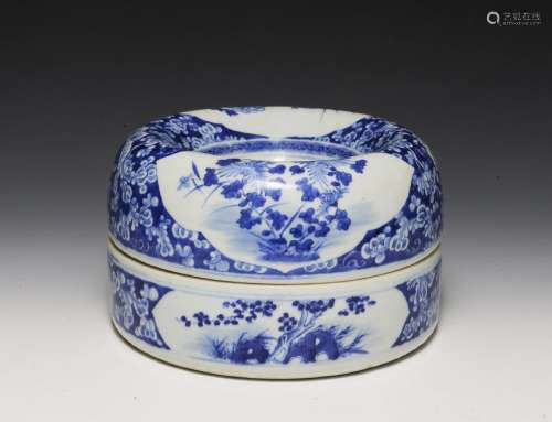 Chinese Donut-Shaped Porcelain Box, 19th. Cent.