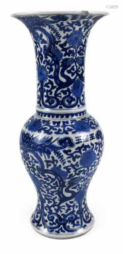 BALUSTERVASE, PORZELLAN, BLAU-WEISS, CHINAH. 28,1 CM