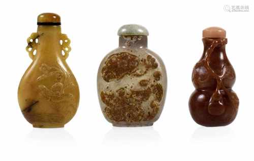 DREI SNUFFBOTTLES AUS STEIN/ACHAT, CHINA, 19./20. JH.H. 5,8/7 CM