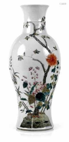 SCHULTERVASE MIT FLORALEMDEKOR, CHINA, UM 1900H. 46 CM