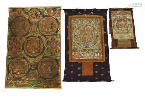 DREI MANDALAS, TIBETT, 19./20.JH., ZWEI MONTIERTH. 51/143 CM