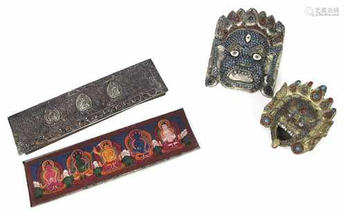 BUCHDECKEL UND ZWEI MASKEN,NEPAL