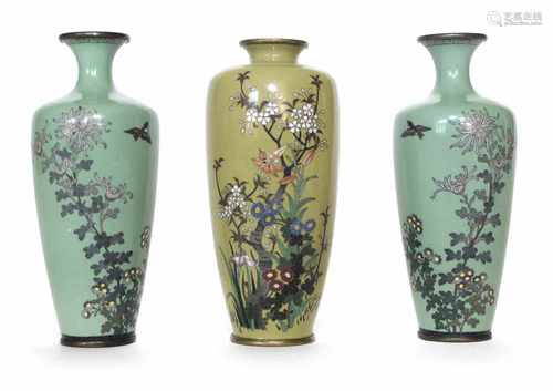 DREI CLOISONNE-VASEN, JAPAN,MEIJI-PERIODEH. 12 CM