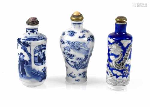 DREI SNUFFBOTTLES, PORZELLAN,CHINA, BLAU-WEISSH. 8/9,4 CM