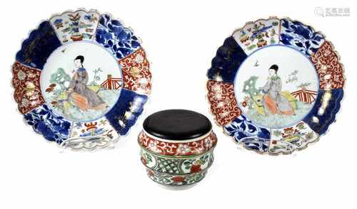 PAAR IMARI-TELLER UND DECKEL-DOSE, CHINA, KANGXI-PERIODED. 9,6/16,6 CM