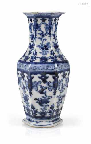 VASE, CHINA, 19.JH,BLAU-WEISSH. 22,8 CM