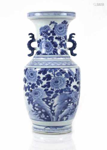 HENKELVASE, BLAU-WEISS,FLORALER DEKOR, PORZELLANH. 44 CM