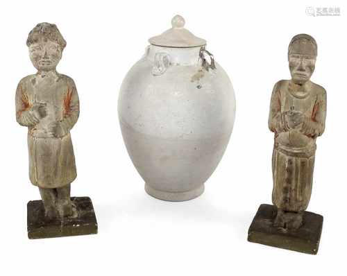 ZWEI FIGUREN UND DECKELTOPFCHINA, TANG-DYNASTIEH. 26/26,5 CM