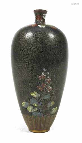 KLEINE VASE, BLUMENDEKOR,JAPAN, MEIJI-PERIODEH. 12,3 CM