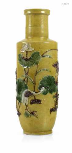 VASE MIT RELIEFDEKOR, BISQUIT-PORZELLAN, CHINA, 19. JH.H. 33,2 CM