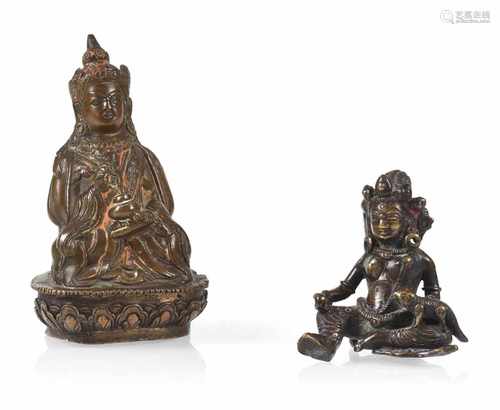 ZWEI BRONZEN, PADMASAMBHAVA/VAISHRAVANA, TIBET, CA. 19.JH.H. 6/9,5 CM