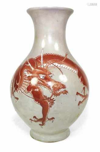 VASE AUS PORZELLAN MIT ROTEMDRACHEN, JAPAN, MEIJI-PERIODEH. 37,5 CM