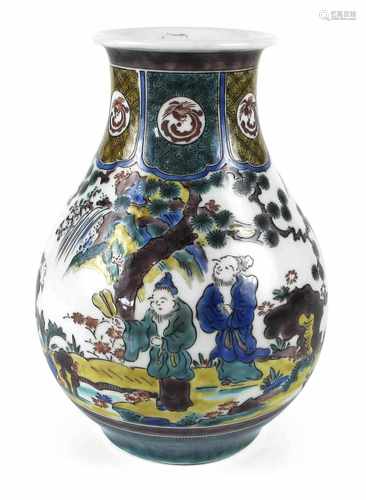 VASE, KUTANI, FIGURENDEKORJAPAN, MEIJI-PERIODEH. 24,5 CM