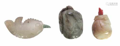 DREI ZOOMORPHE SNUFFBOTTLES,JADE, CHINA, 19./20. JH.H. 4/8 CM