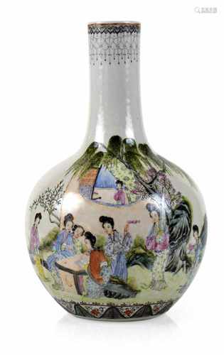 FLASCHENVASE MIT DEKOR VONDAMEN, CHINA, UM 1900H. 38,4 CM