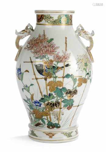 VASE MIT VOGEL UND CHRYSANTHE-MEN, JAPAN, MEIJI-PERIODEH. 31,5 CM