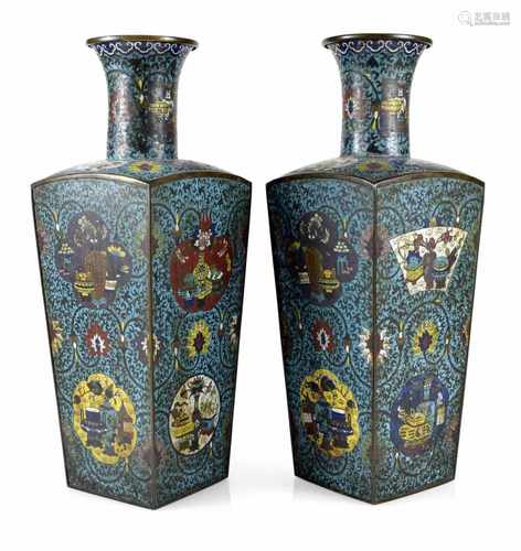 PAAR GROSSE CLOISONNE-VASEN,CHINA, JINGTAI MARKE, QING-DYNH. 71 cm