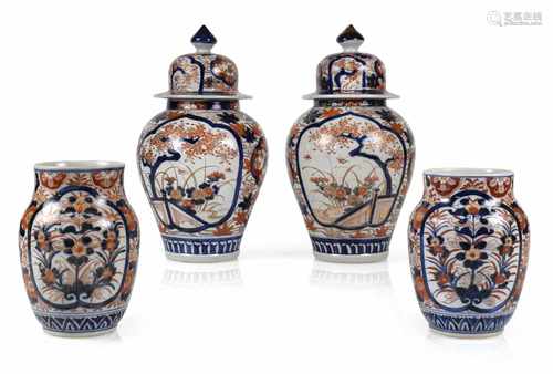 SET IMARI-PORZELLAN, ZWEIDECKELGEFÄSSE, ZWEI FÄSSCHENH. 16,7/35 CM