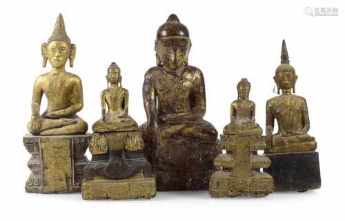 GRUPPE VON FÜNF HOLZFIGURENDES BUDDHA, BURMA, 19./20. JH.H. 23/36 CM