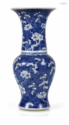 YENYEN-VASE, PORZELLAN, CHINAPFLAUMENBLÜTEN, 18./19. JH.H. 45,7 CM