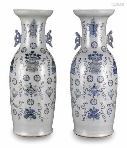 PAAR BODENVASEN, BLAU-WEISS-DEKOR, CHINA, QING-DYNASTIEH. 59,4 CM