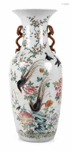 VASE MIT VOGELDEKOR UND RUYI-HENKELN, CHINA, 19. JH.H. 61,9 CM