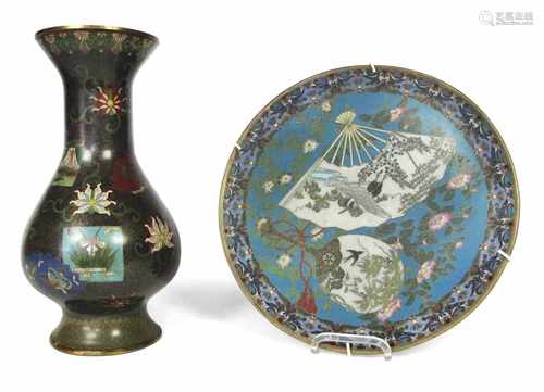 CLOISONNE-TELLER UND -VASE,JAPAN, MEIJI-PERIODED./H. 31 CM