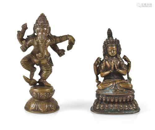 ZWEI BRONZEN BUDDHISTISCHERGOTTHEITEN, NEPAL/INDIENH. 16,5/13,5 CM